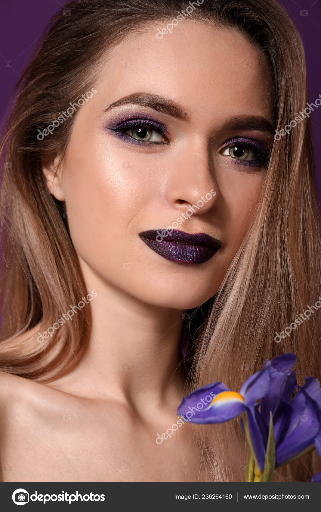 Mulher Bonita Com Maquiagem Tons Violeta Flor Fundo Cor fotos